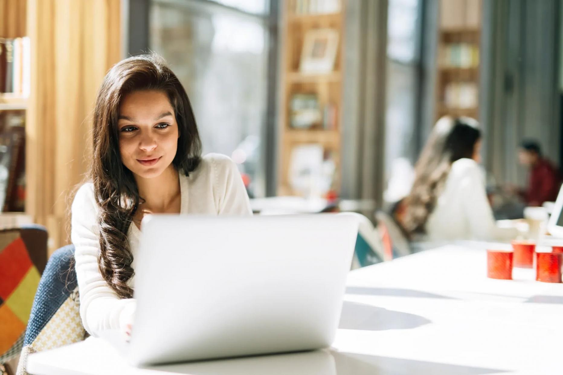 Студент изучает материалы курса по личностному развитию